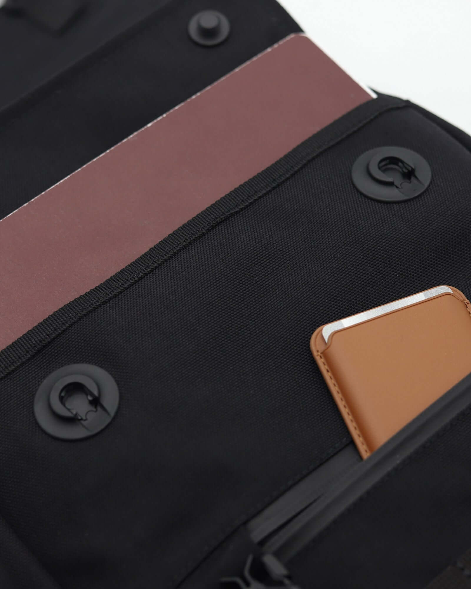 Minato Lite 2.0 batoh navy blue with phone and notebook in pocket