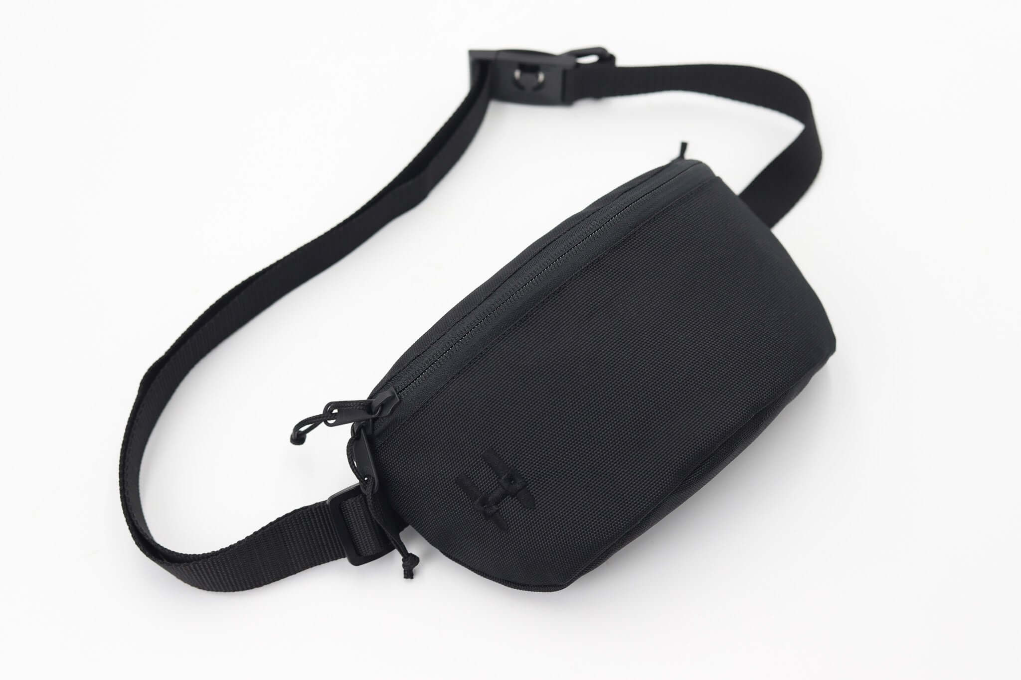 ledvinka Sora 2.0 - černá minimalistická taška s nastavitelným páskem a zipem