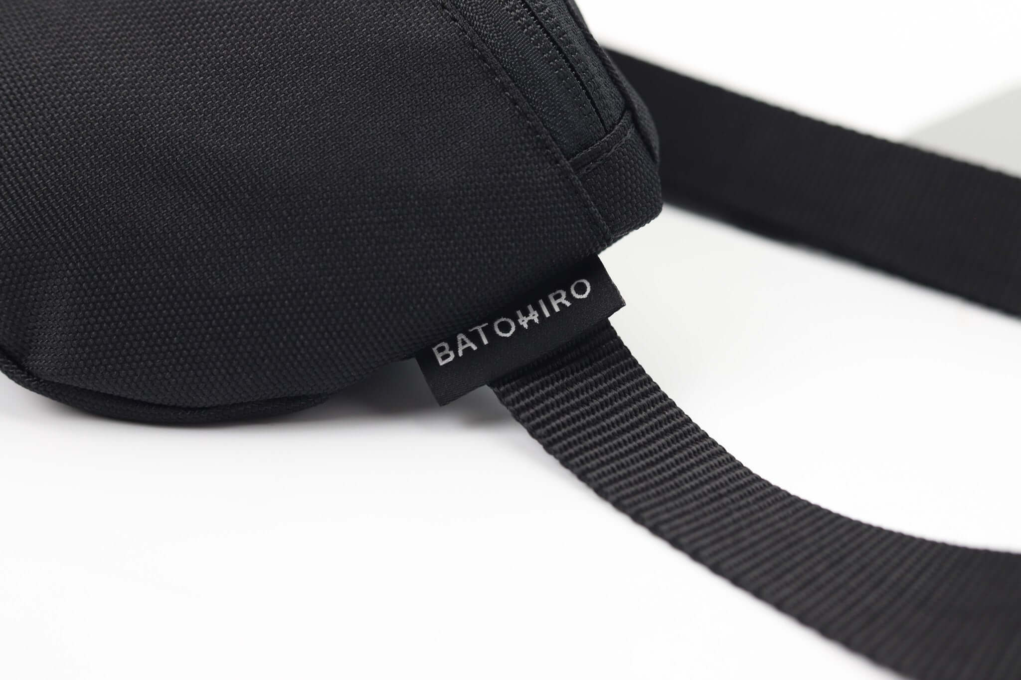 Detail of the Sora 2.0 ledvinka Sora 2.0 in black with logo and strap design.