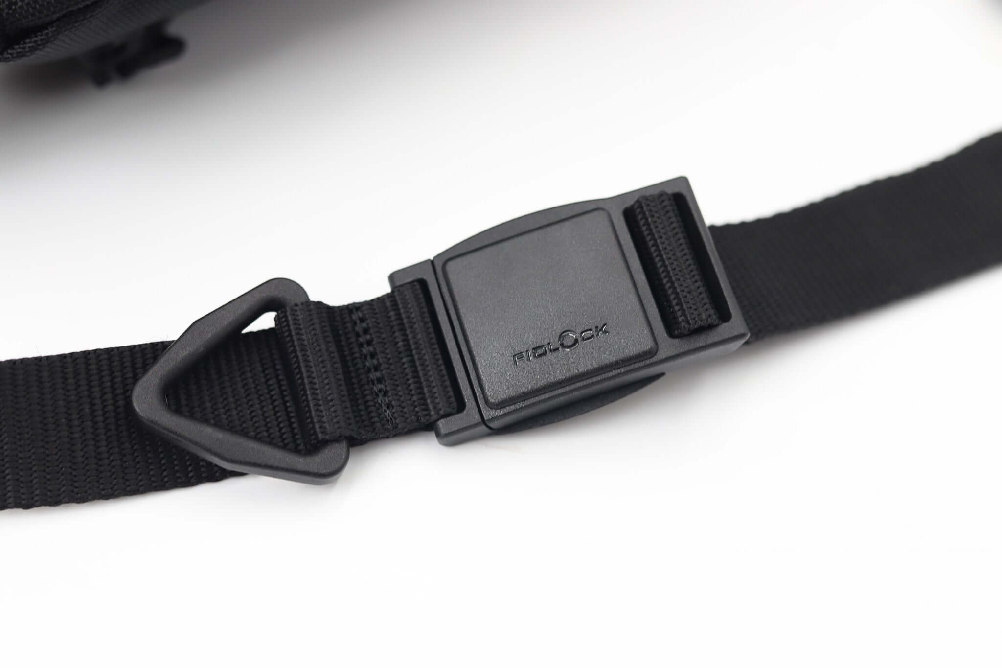 ledvinka Sora 2.0 v barvě lesní zelené s praktickým designem a moderním zipem.