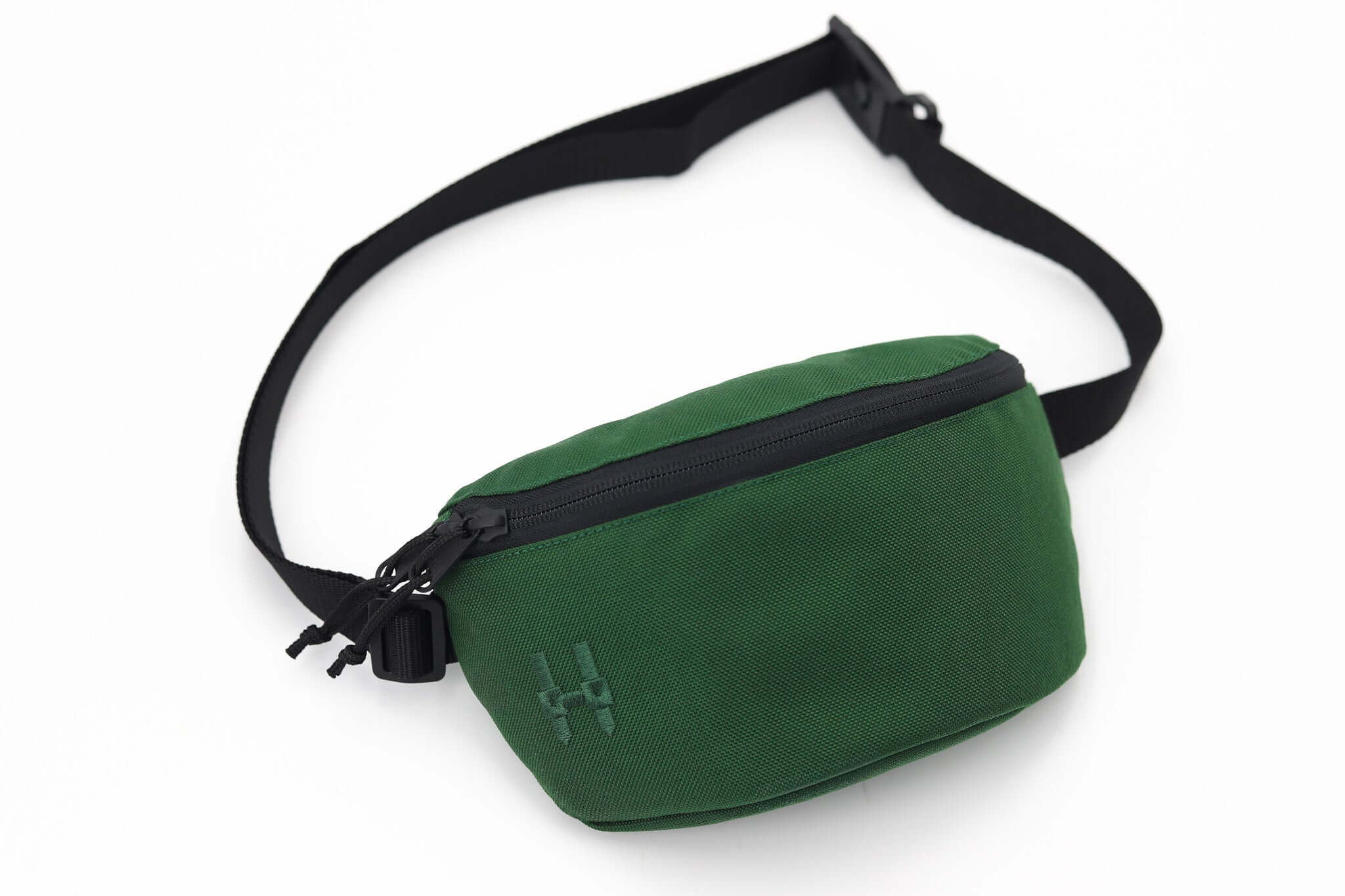 Dunkel schwarze Bauchtasche von Sora, minimalistisches Design, ideal für den Alltag und Ausflüge.