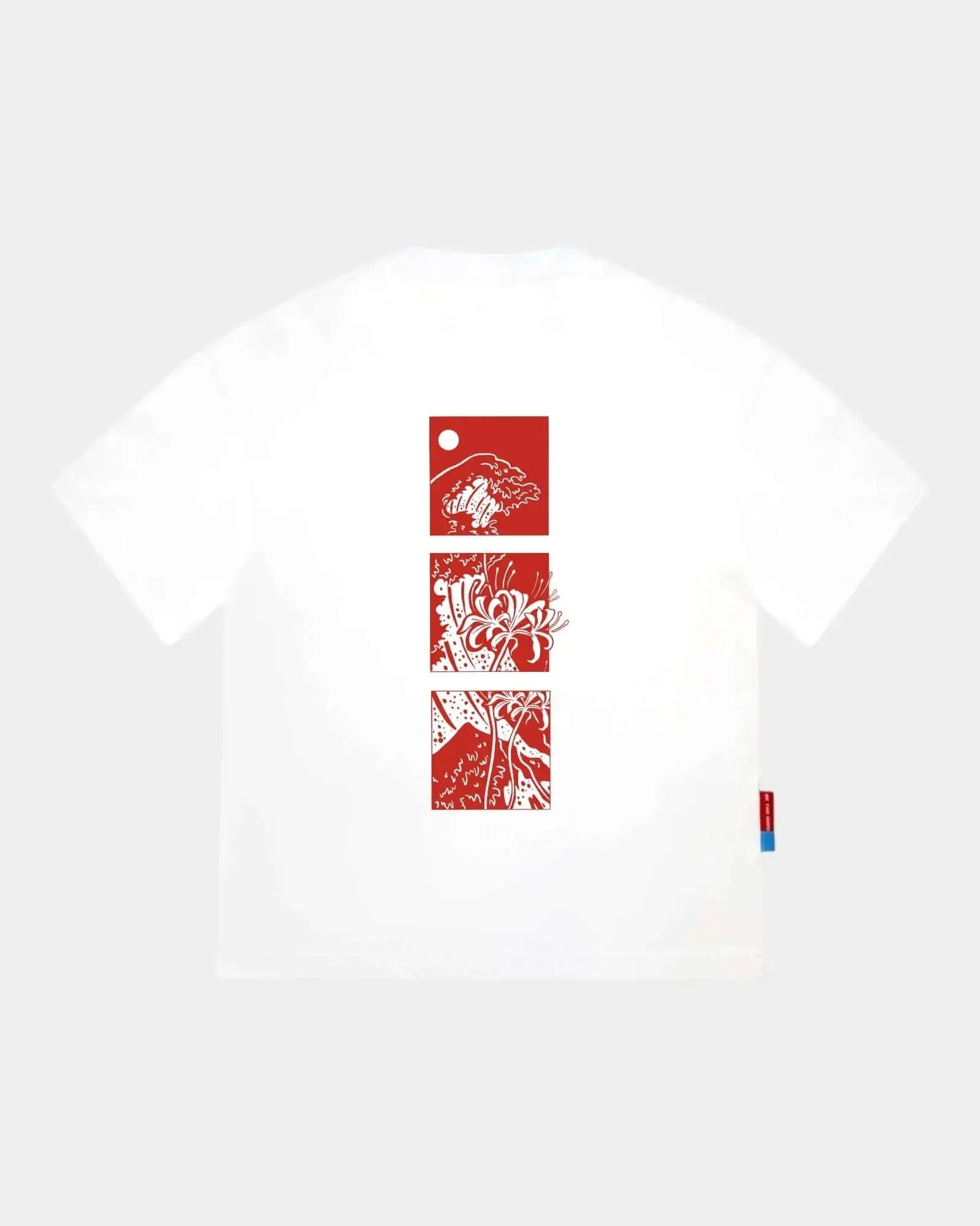 Spider Lily – Weißes, kurz geschnittenes Oversize-T-Shirt mit rotem Rückendruck auf weißem Stoff.