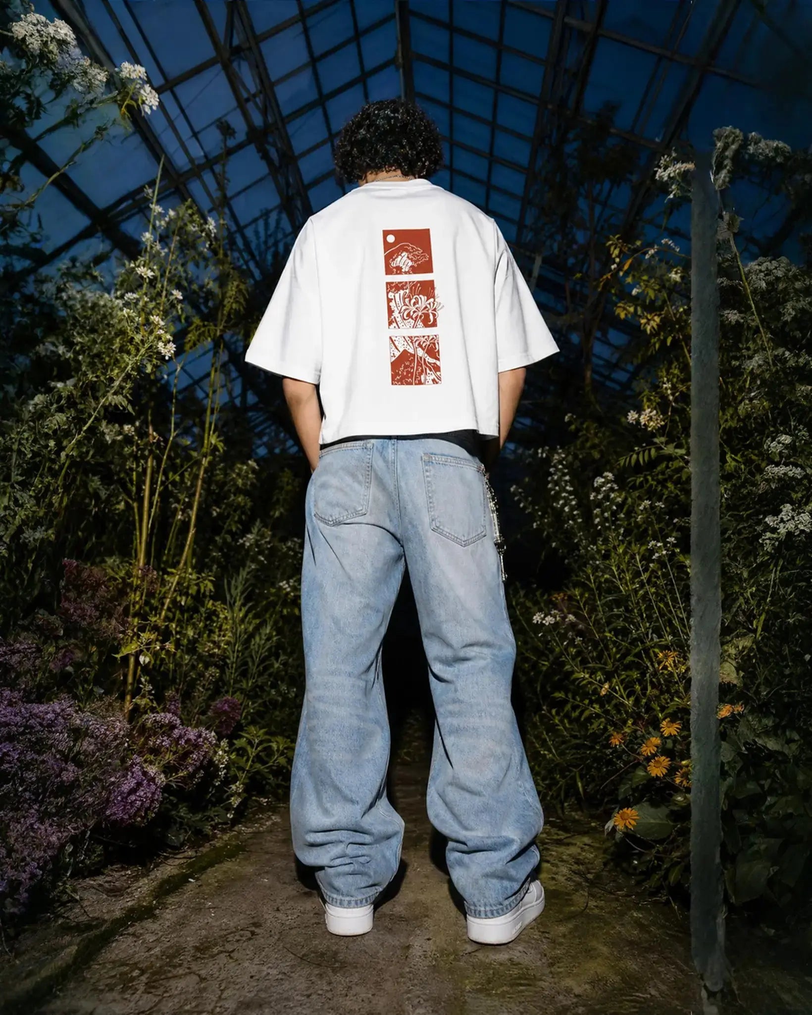 Spider Lily - Weißes, kurz geschnittenes Oversized-T-Shirt Batohiro