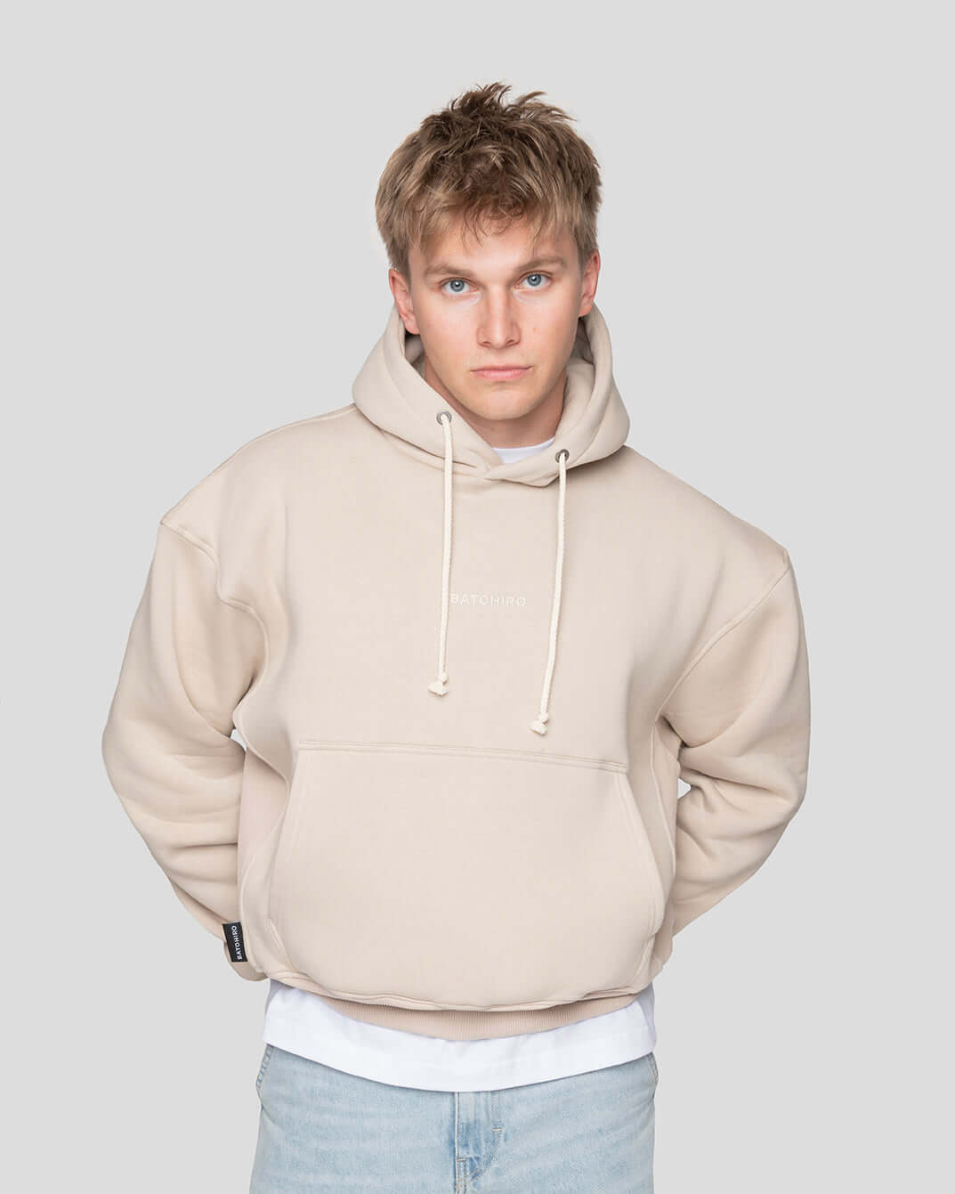 Komfortní oversized mikina v béžové barvě, ideální pro volnočasové aktivity a chladné dny.