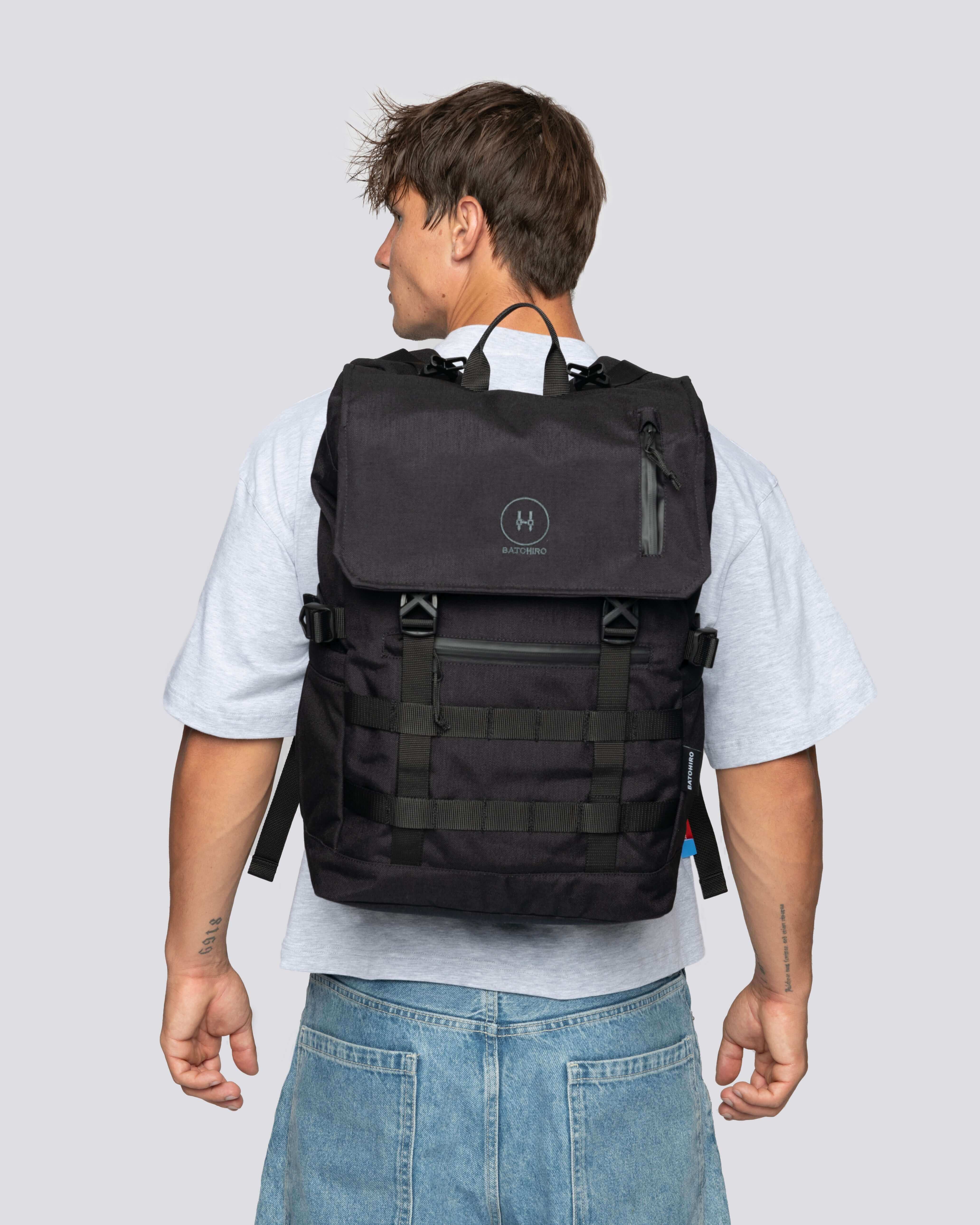 Minato Premium batoh na zádech muže, černý design s odolným textilním materiálem CORDURA.