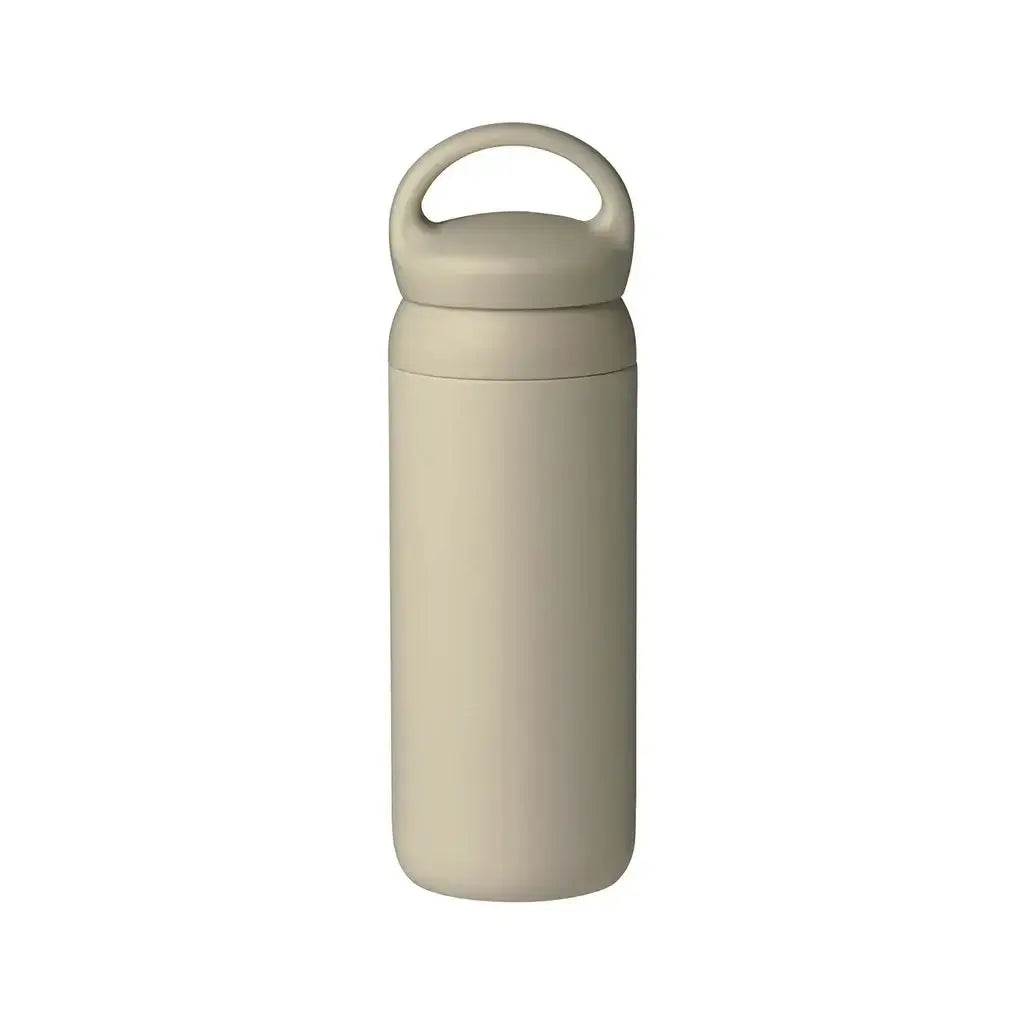 DAY OFF Tumbler 500ml in beige color with a comfortable handle for easy carrying.