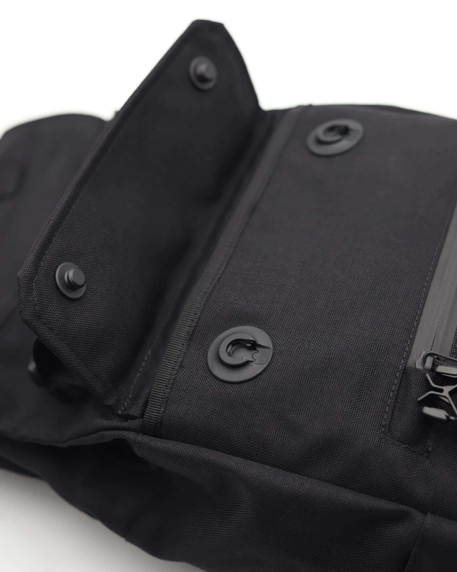 Minato Lite 2.0 batoh navy blue detail view with buttons and zipper