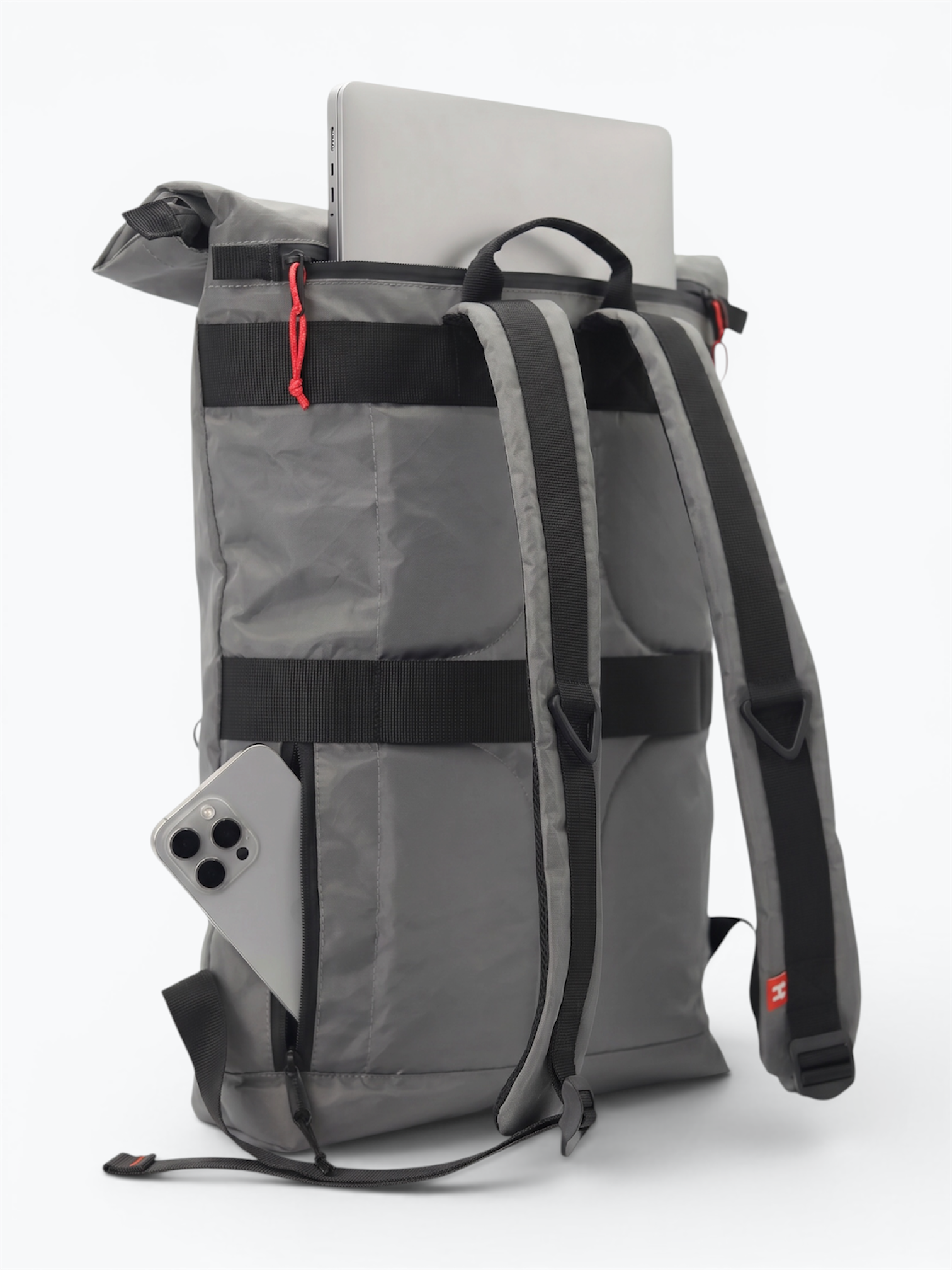 rolovací batoh 20l in Steel Gray with laptop and phone, featuring improved organization for daily use.