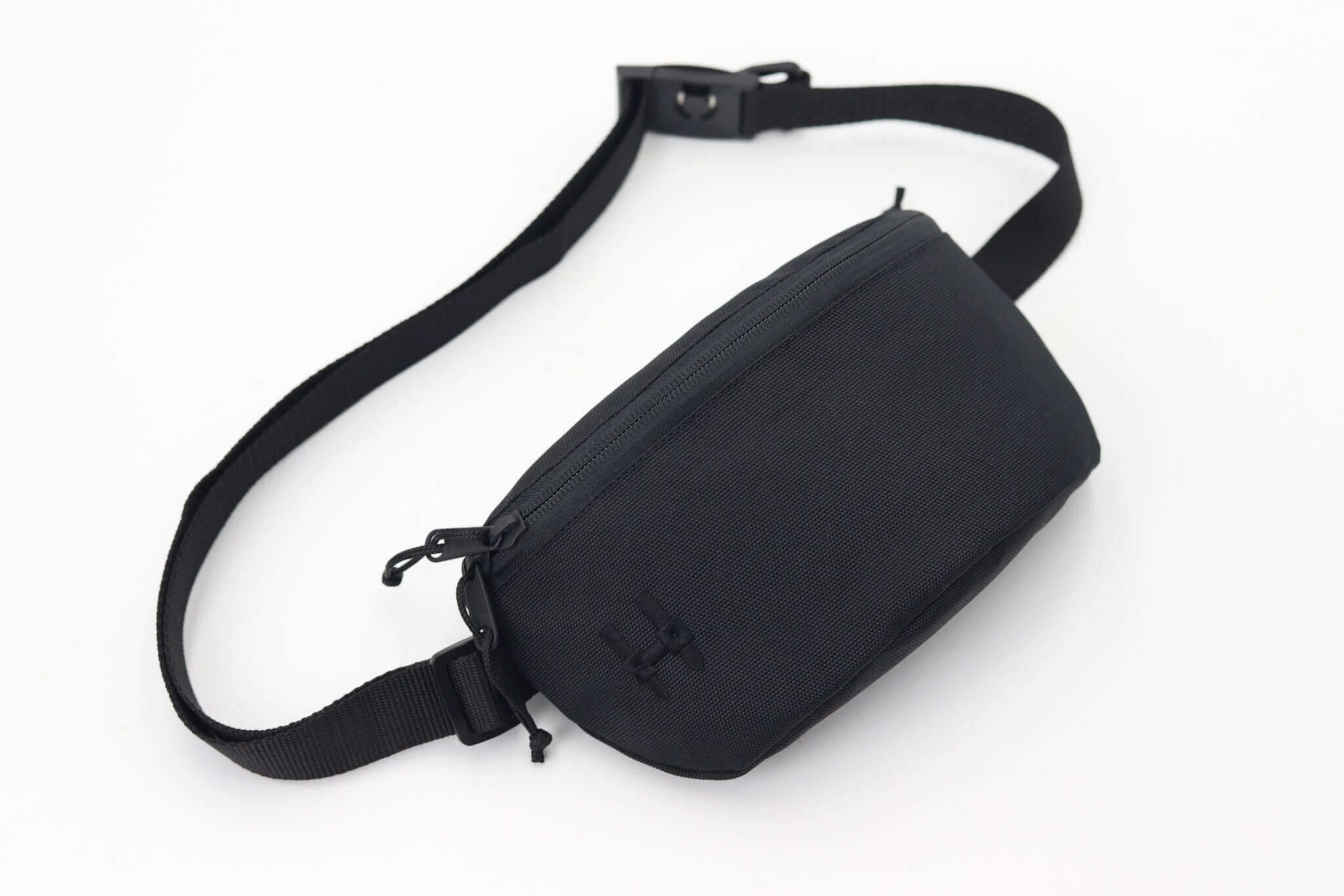 ledvinka Sora 2.0 - černá minimalistická taška s nastavitelným páskem a zipem