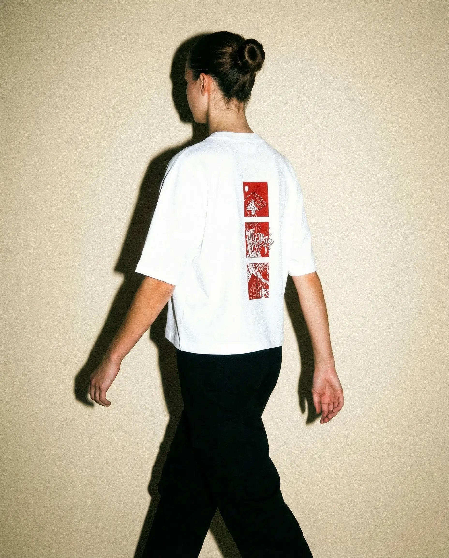 Spider Lily – Weißes, kurz geschnittenes Oversized-T-Shirt mit Grafikdesign auf der Rückseite und bequemem Sitz.