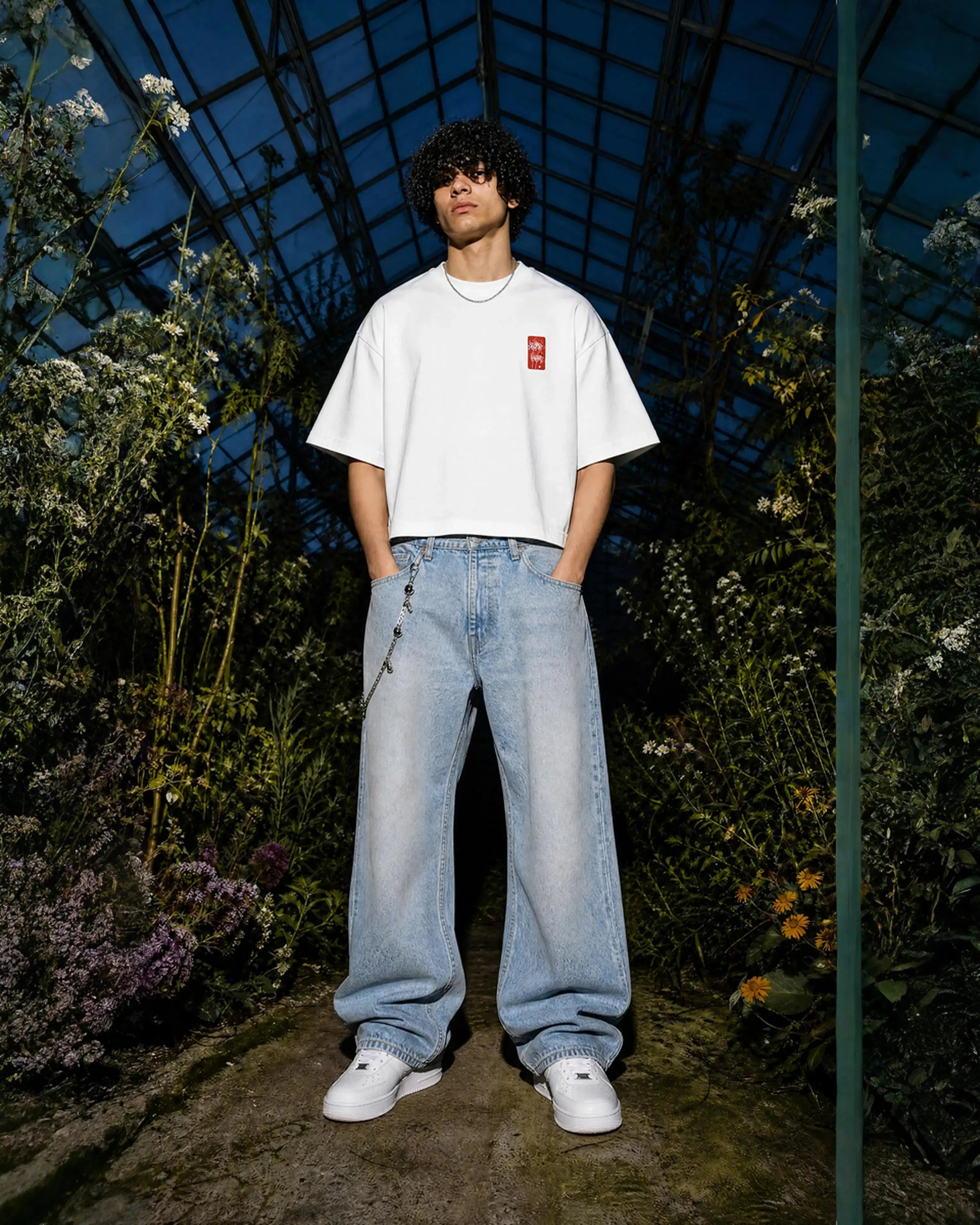 Spider Lily - Weißes, kurz geschnittenes Oversized-T-Shirt Batohiro