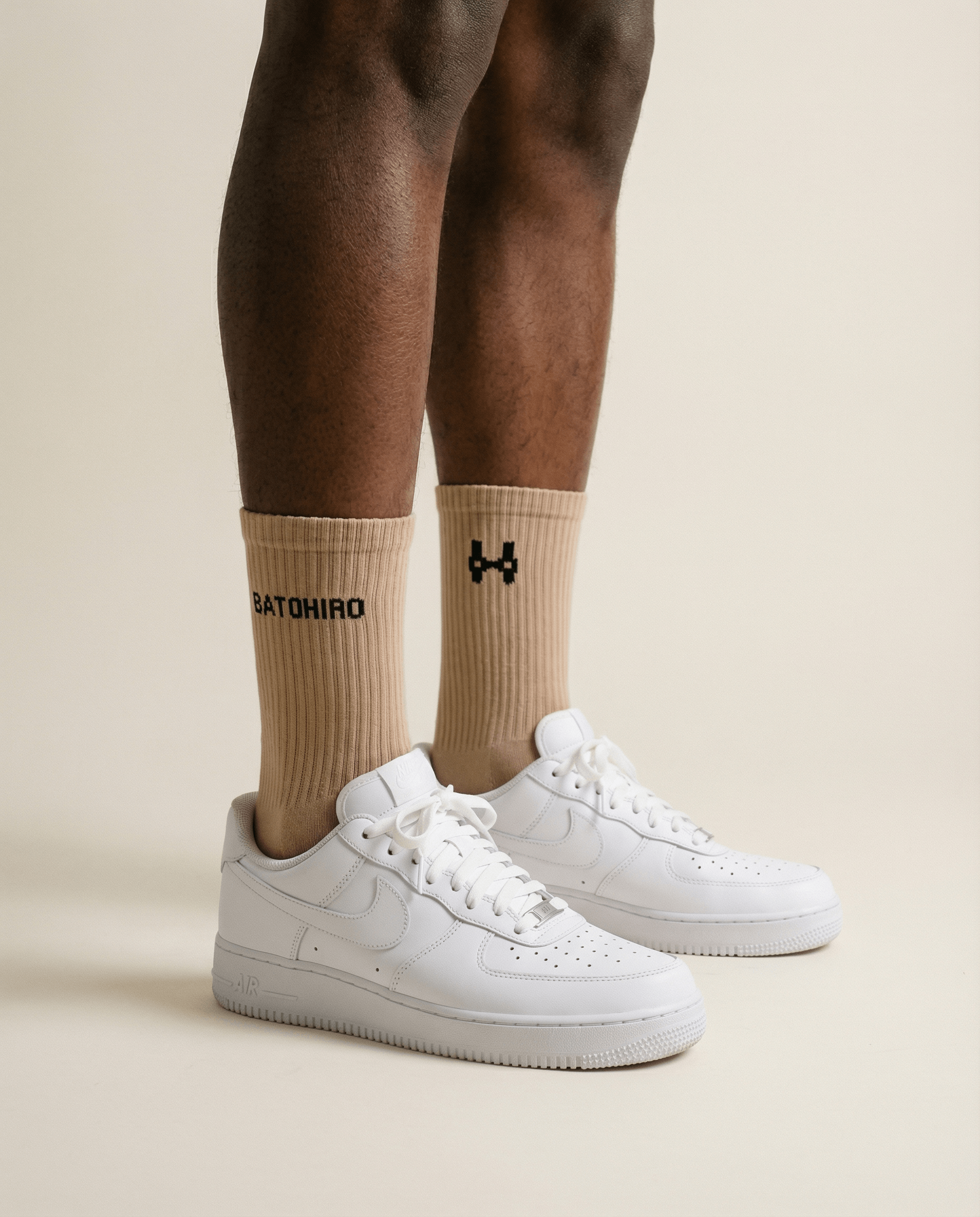 Batohiro Crew Ponožky - Beige worn with white sneakers, showcasing their minimalist design and comfort.