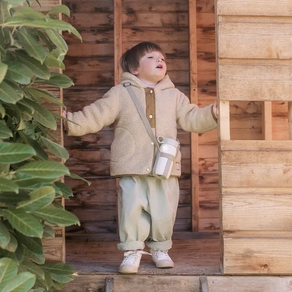 TUMBLER popruh 75mm black on a child in a cozy outdoor setting, showcasing its practicality for adventures.