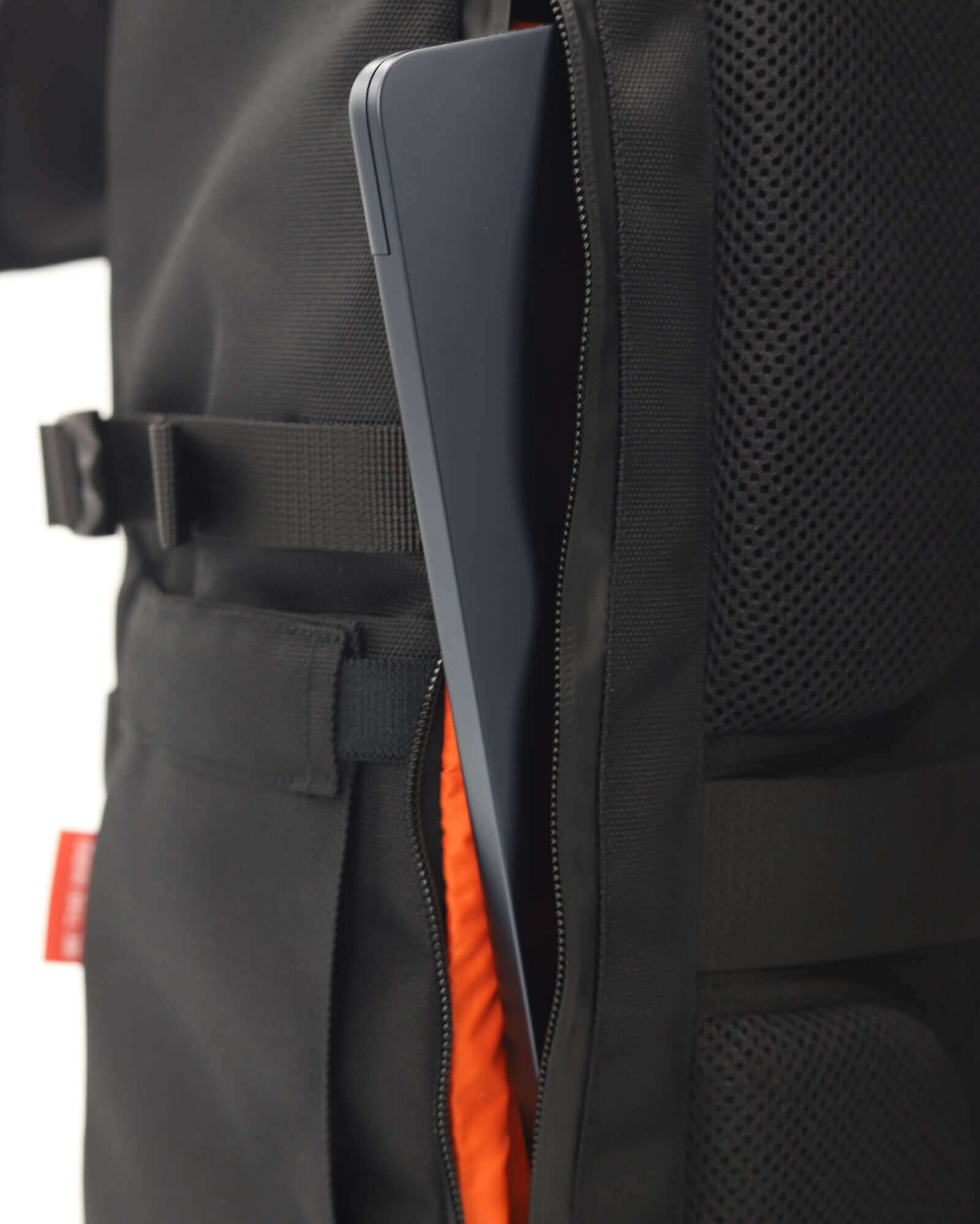 Minato Premium 6.0 – Black Knight backpack with laptop compartment and waterproof fabric.