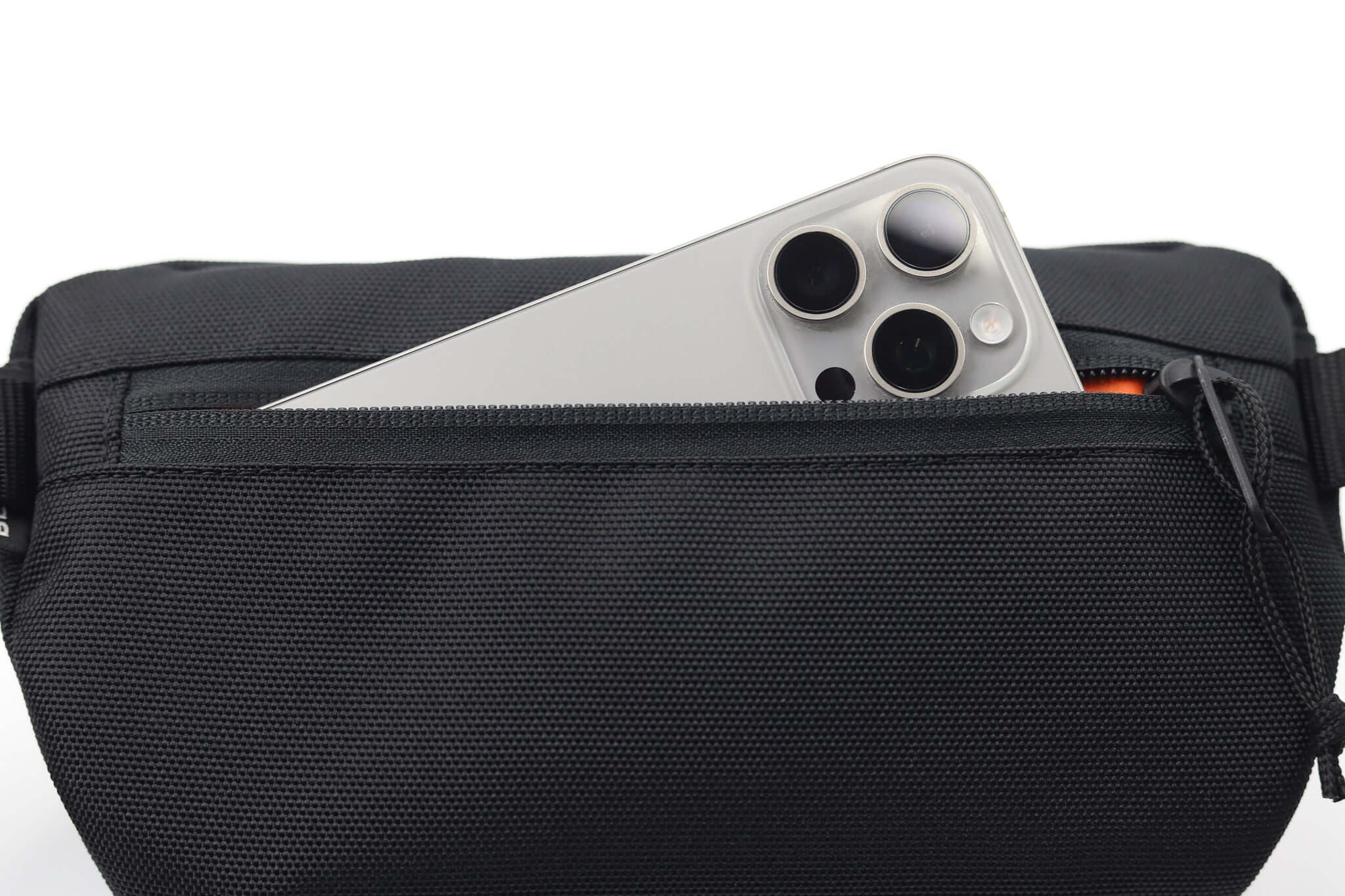 ledvinka Sora 2.0 - černá taška s telefonem uloženým v kapse